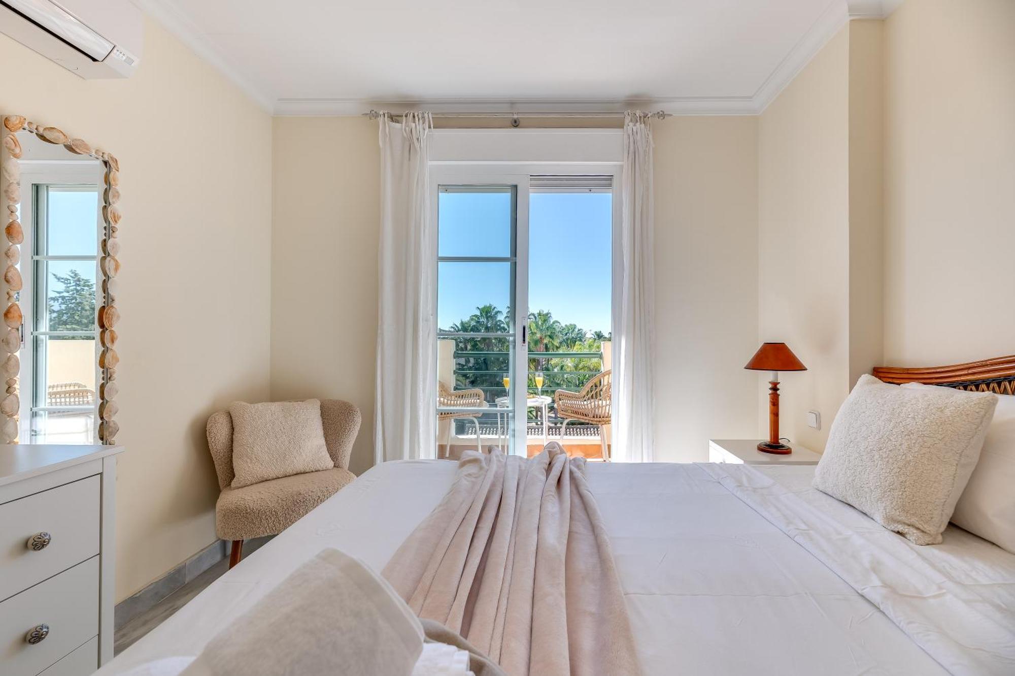 Apartment Cozy 2 Bdrm W Sea Views Next To Puerto Banus *