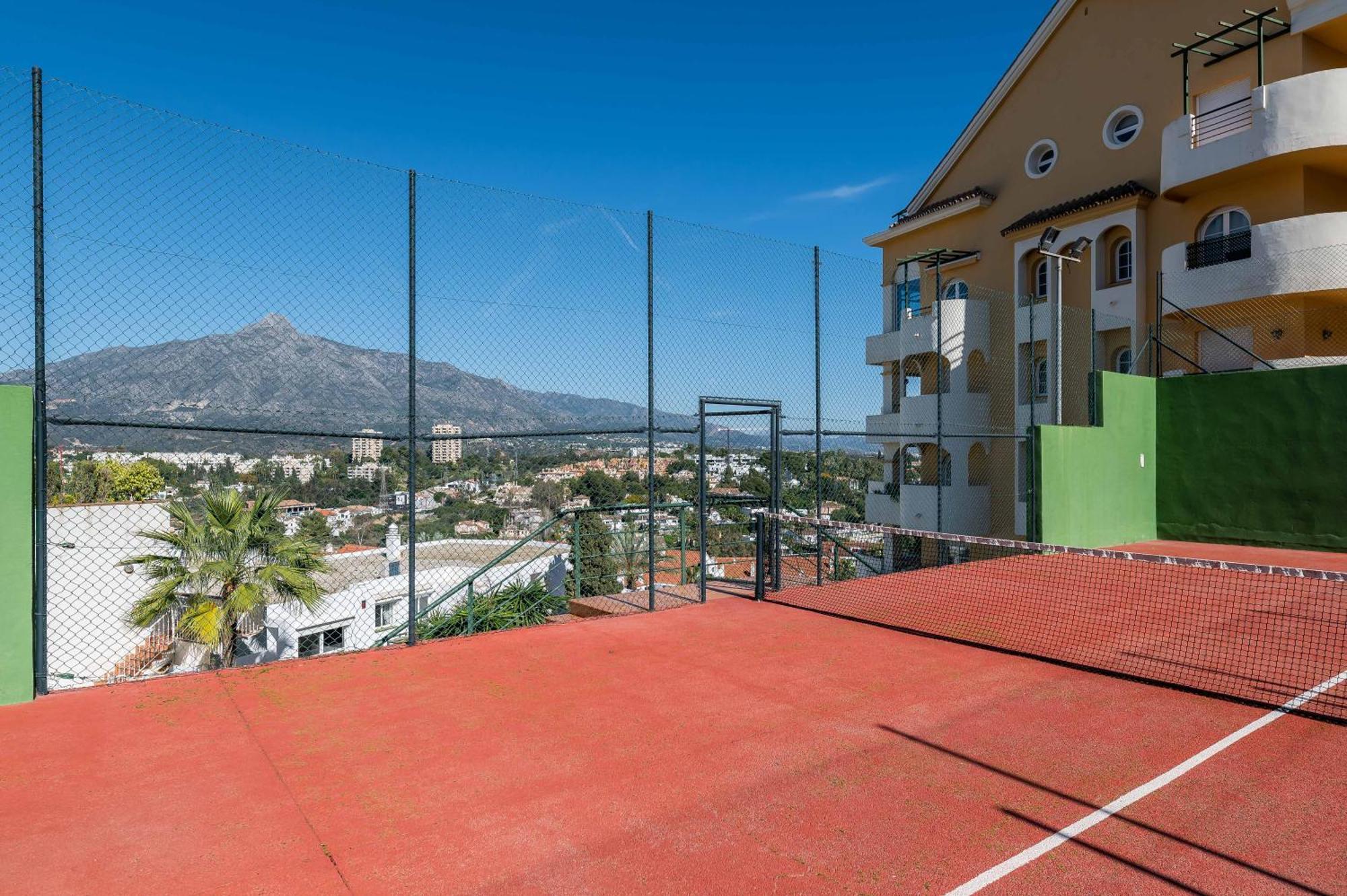 Cozy 2 Bdrm W Sea Views Next To Puerto Banus Marbella