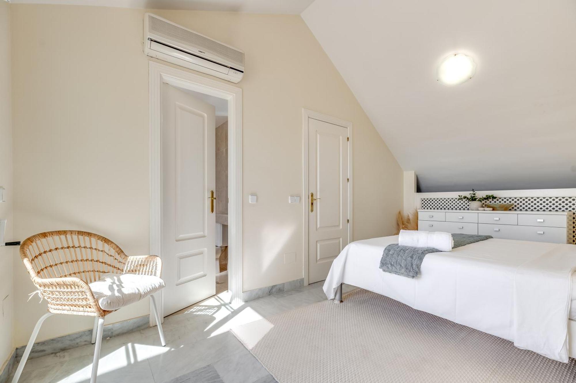 Apartment Cozy 2 Bdrm W Sea Views Next To Puerto Banus
