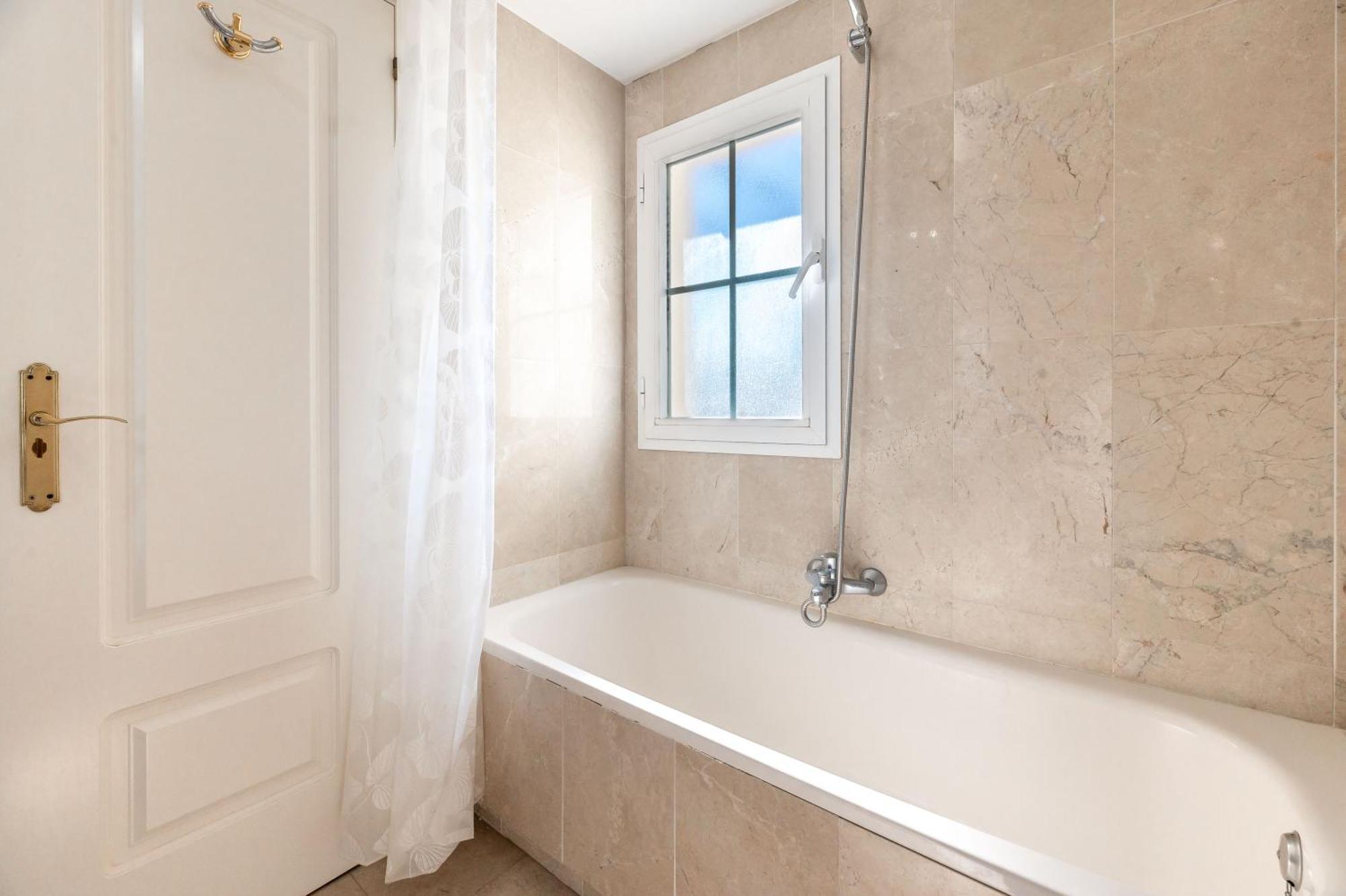 Cozy 2 Bdrm W Sea Views Next To Puerto Banus *