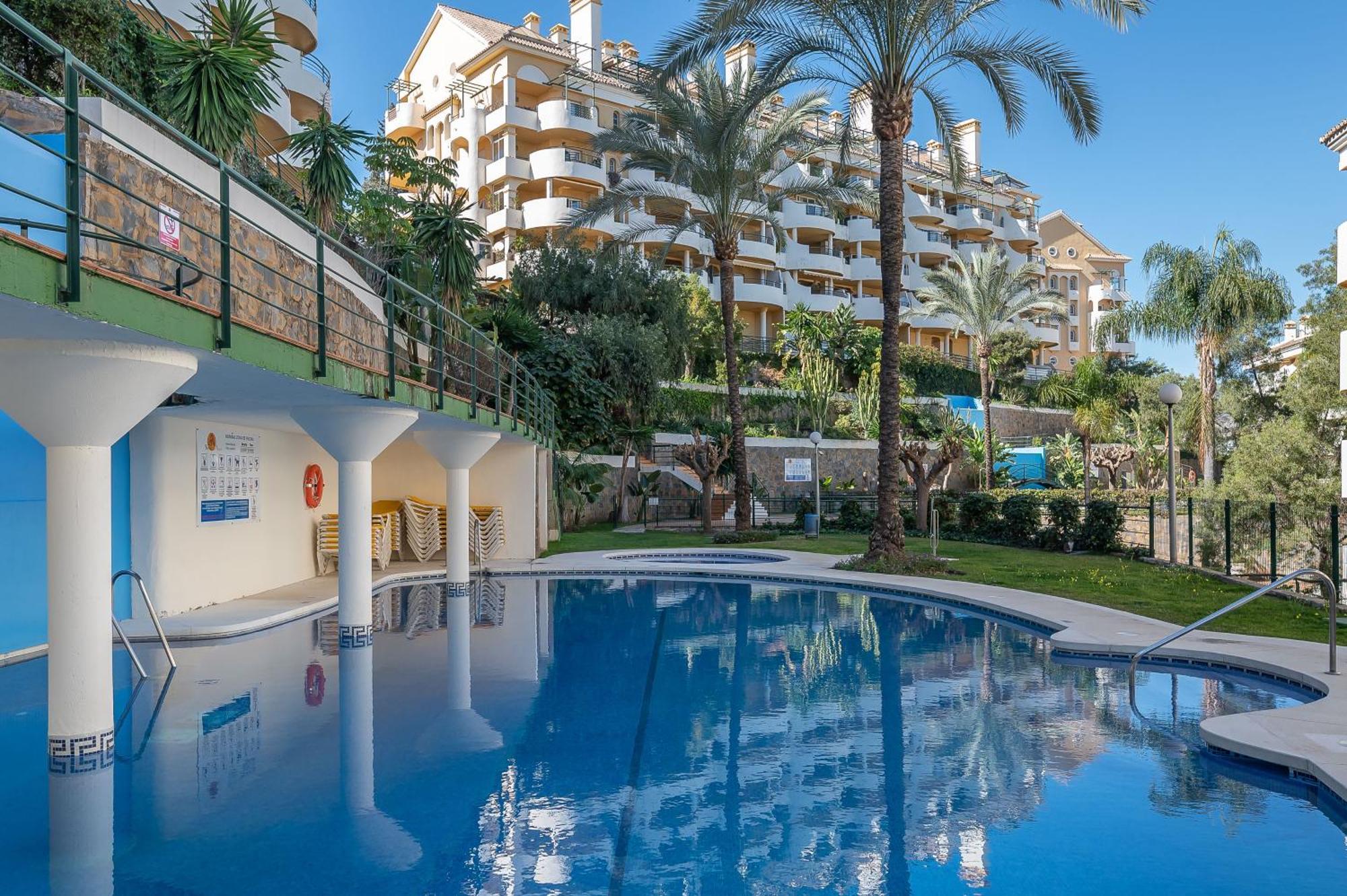 Cozy 2 Bdrm W Sea Views Next To Puerto Banus Marbella