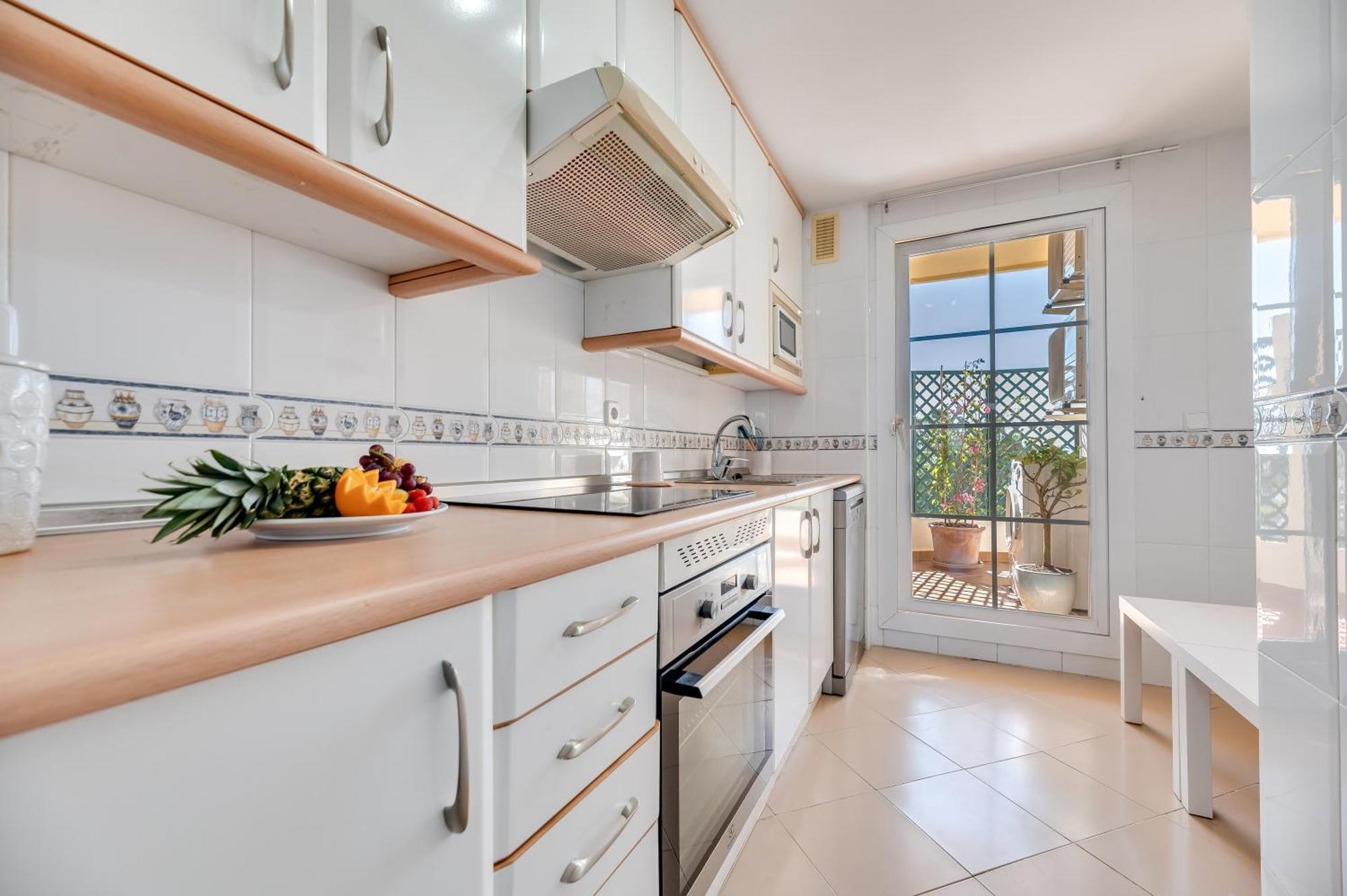 Cozy 2 Bdrm W Sea Views Next To Puerto Banus *