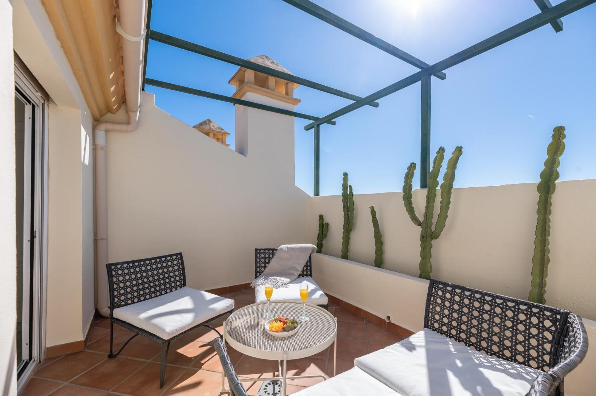 Apartment Cozy 2 Bdrm W Sea Views Next To Puerto Banus *