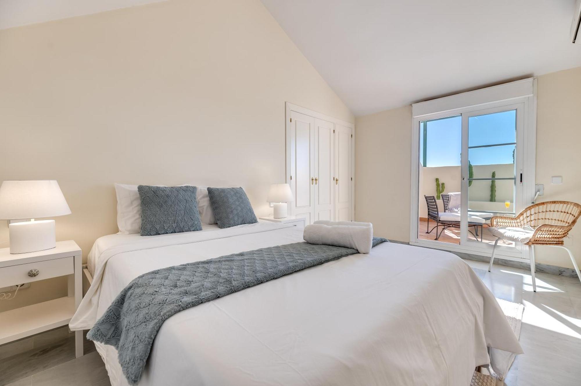 Apartment Cozy 2 Bdrm W Sea Views Next To Puerto Banus