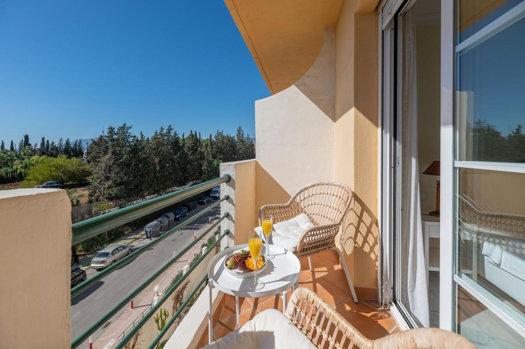 Cozy 2 Bdrm W Sea Views Next To Puerto Banus *