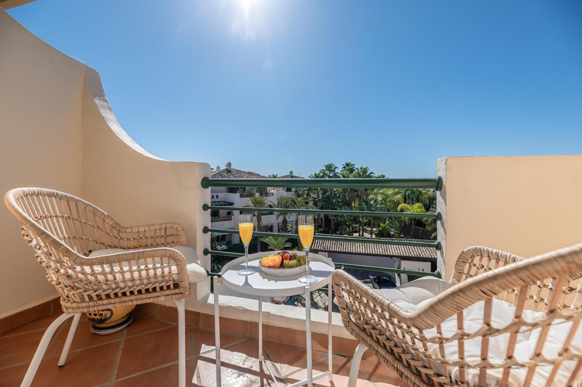 Apartment Cozy 2 Bdrm W Sea Views Next To Puerto Banus *