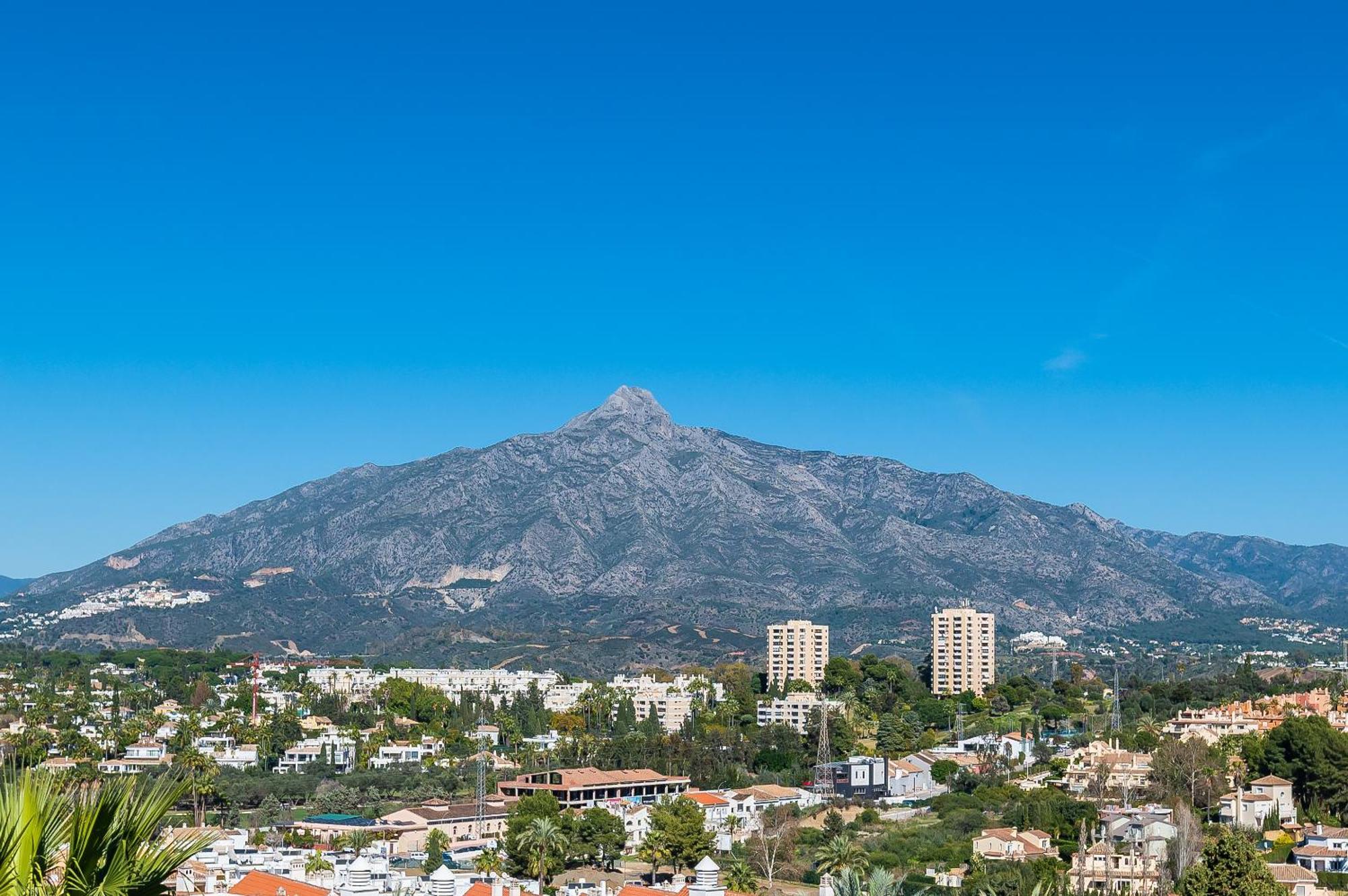 Apartment Cozy 2 Bdrm W Sea Views Next To Puerto Banus